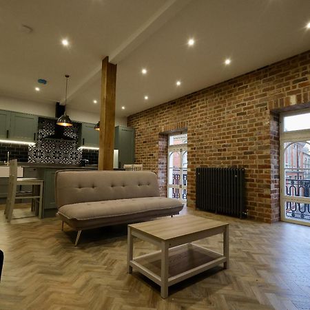 Red Lion Apartments سبلادنج المظهر الخارجي الصورة