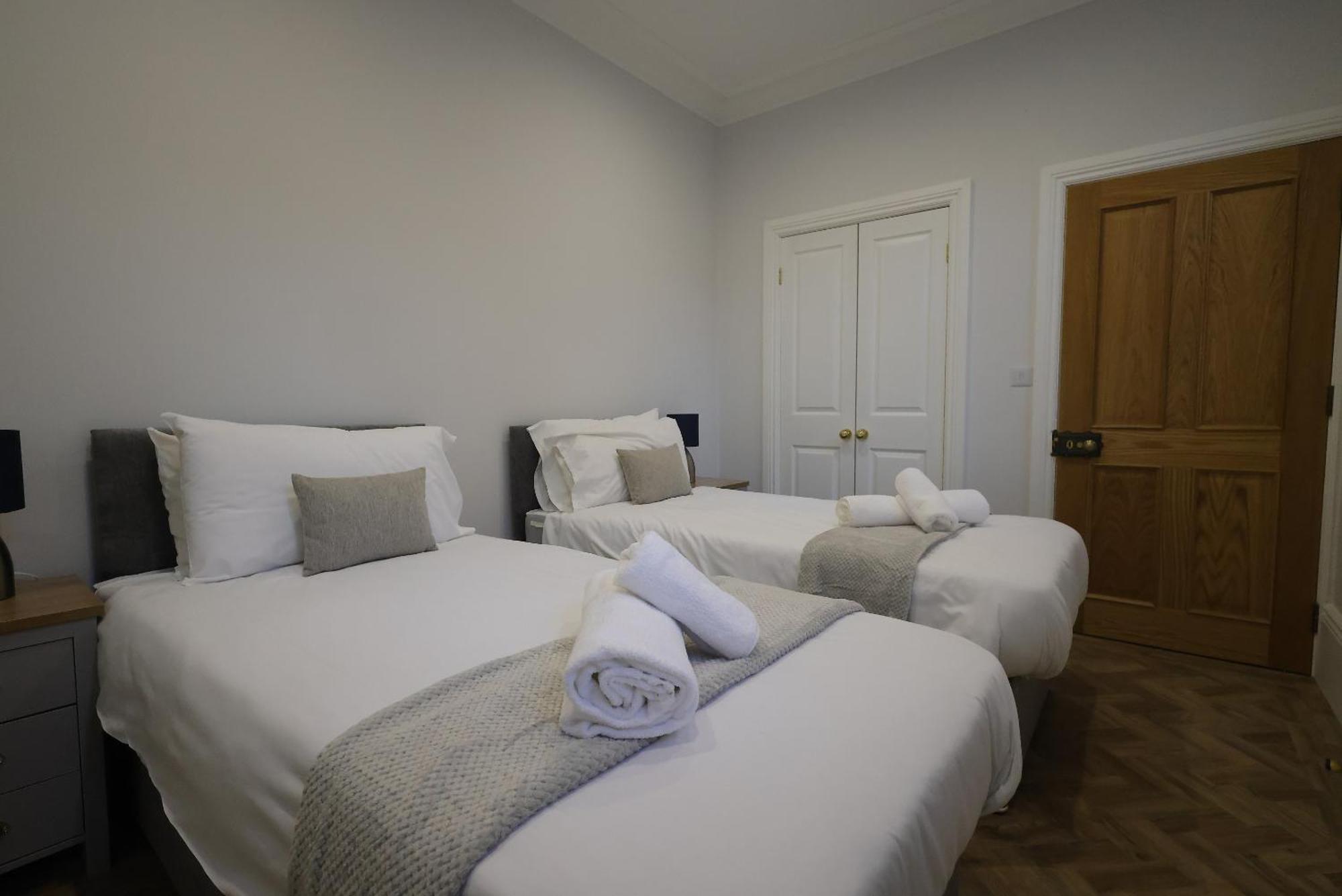 Red Lion Apartments سبلادنج المظهر الخارجي الصورة